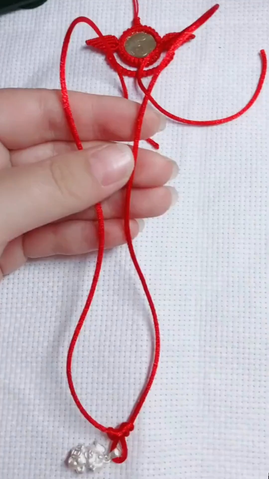 今天教大家项链的松紧编法,非常的简单