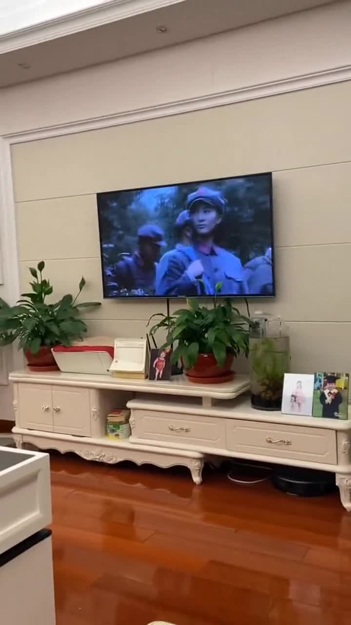 自从老爸来我家,我们看电视都得依着他,家里地位真高!