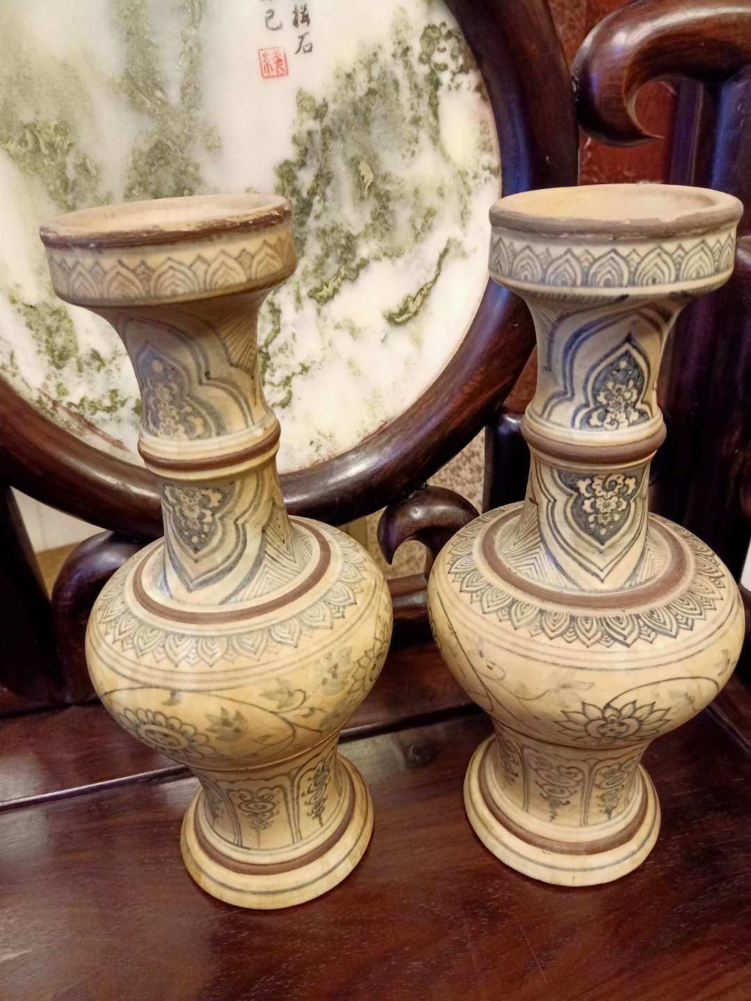 花瓶一对:青花瓷,南宋,安南窑.(越南陈朝).高30厘米,最大直径12厘米.