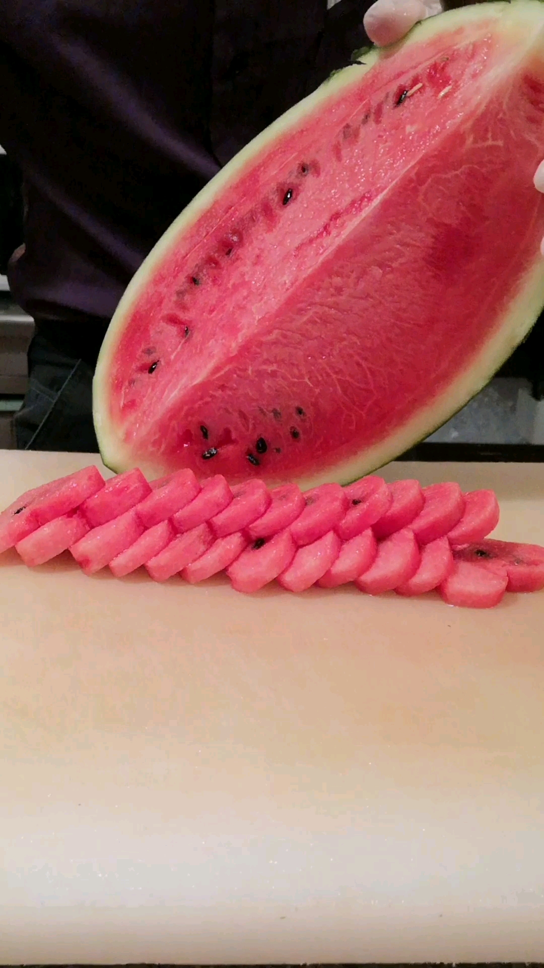 西瓜切爱心完美切法,最后很厉害