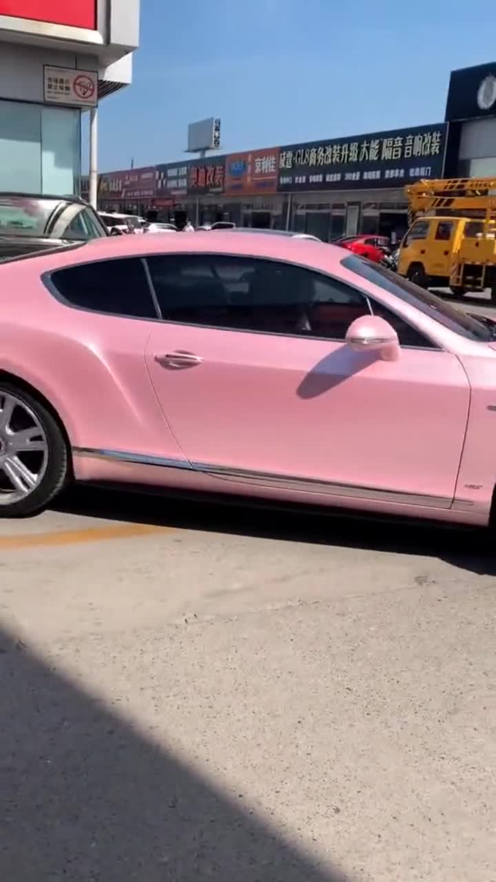 粉红色的宾利,车主绝对是萝莉心,开街上回头率十足!