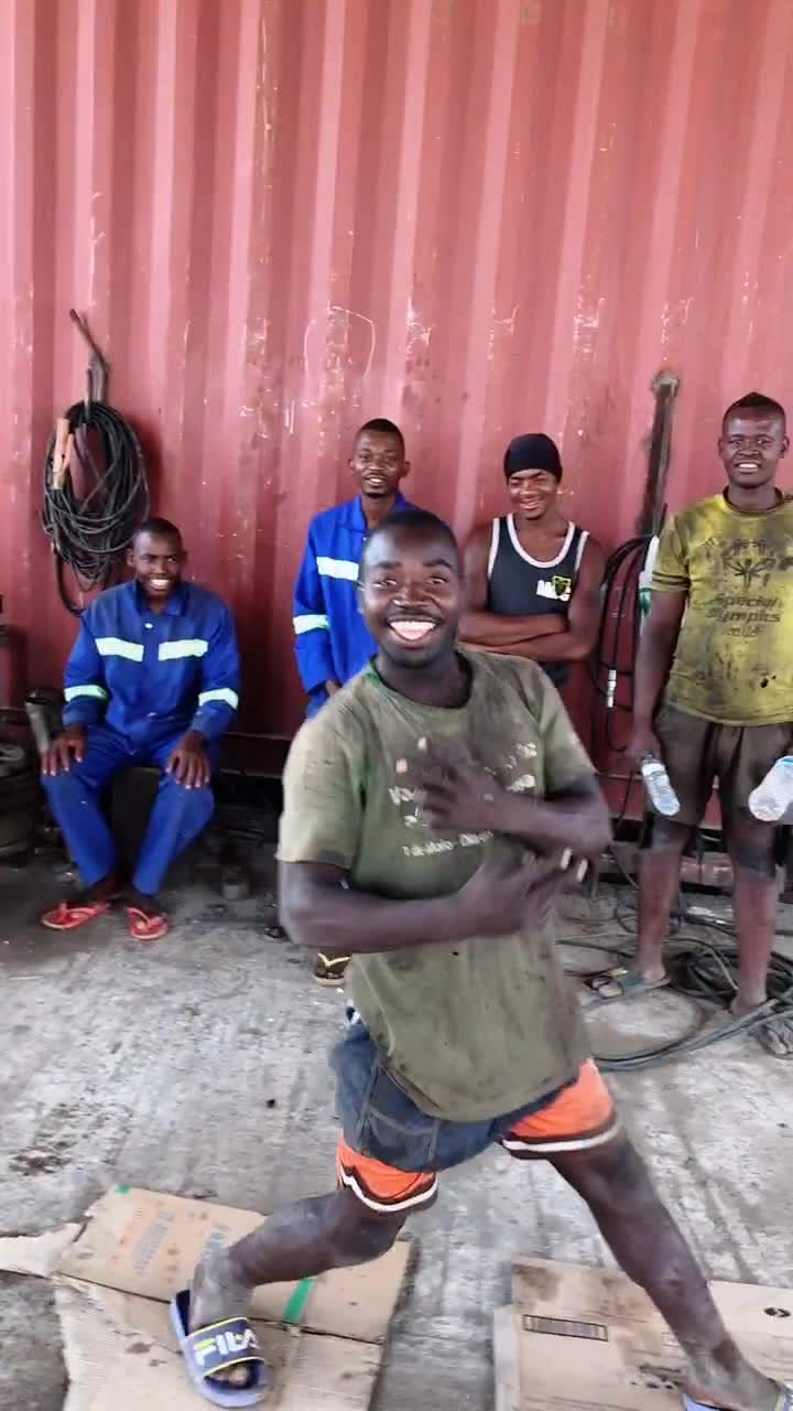 费了难度是我们公司最亮的非洲小哥,最后一笑.可以博得众人一笑吗?