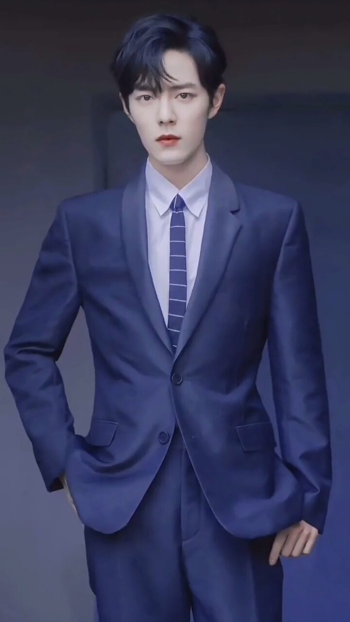 西装革履的肖战帅气冲天