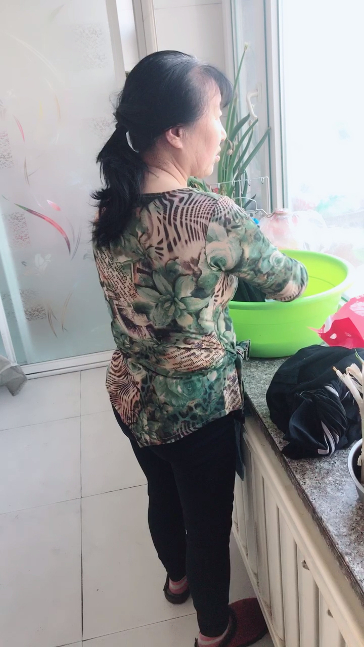 回家忌奶,看着妈妈忙碌的背影我有些不好意思和心疼,孩子谁也不跟,我