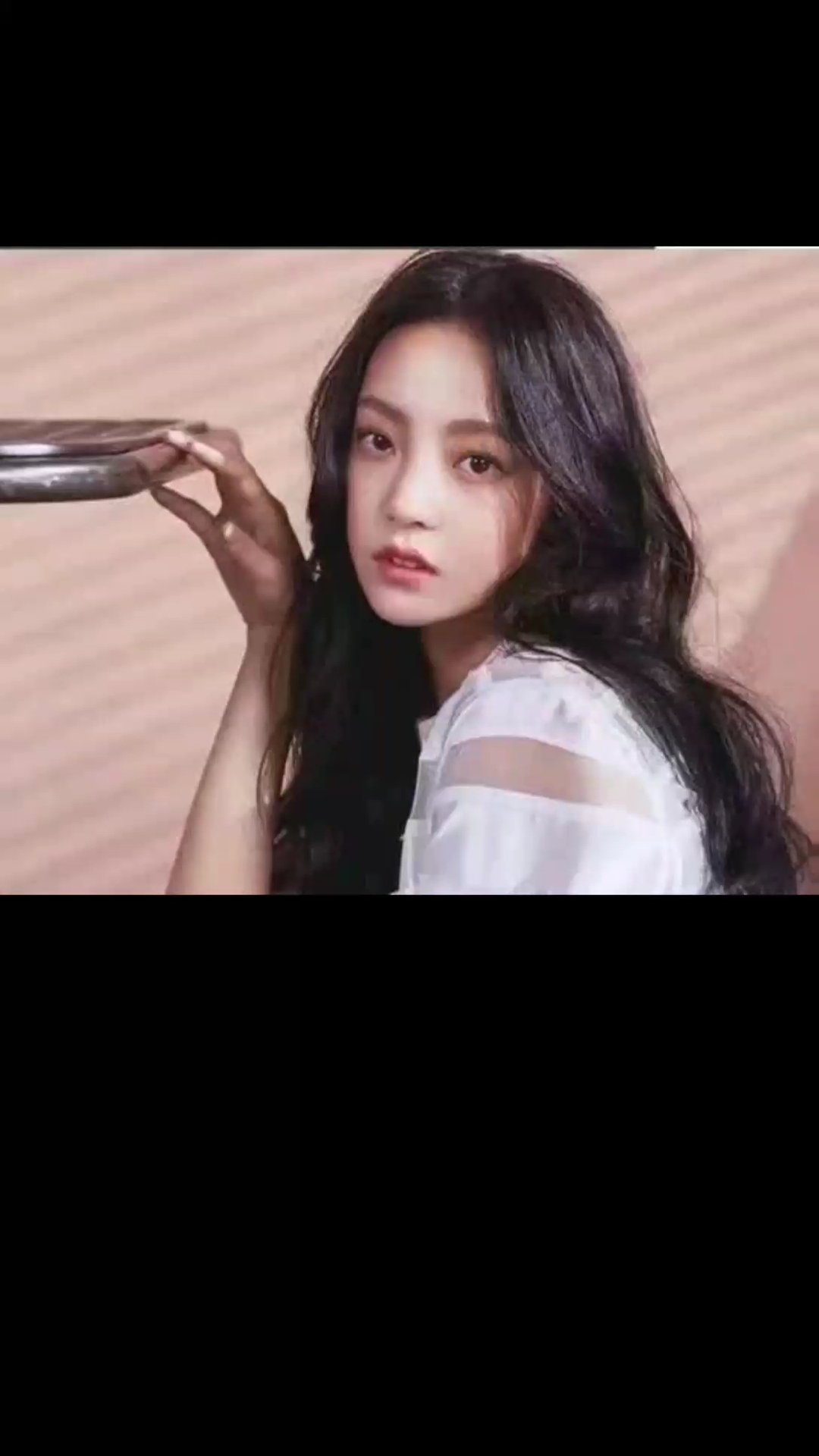 具荷拉轻生,iu曾用一句话评价她,网友:一语中的