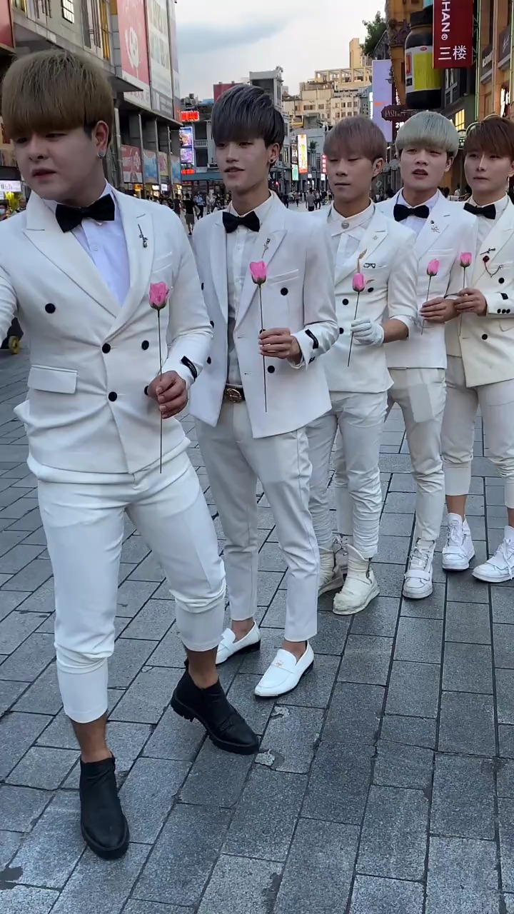 阴兵大队又出来炸街了,大哥又比之前帅气了