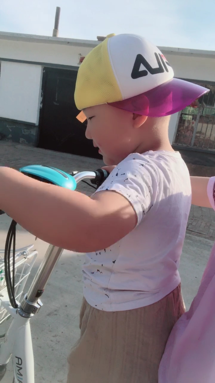 儿子骑着电动车带我溜溜去