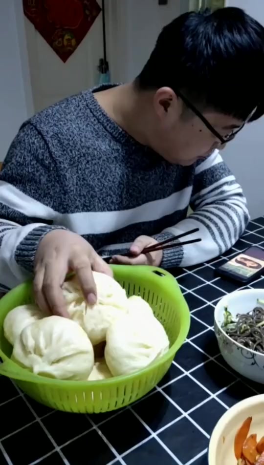 搞笑段子#吃饭看手机的下场,越吃越不对劲,看到最后笑炸了!