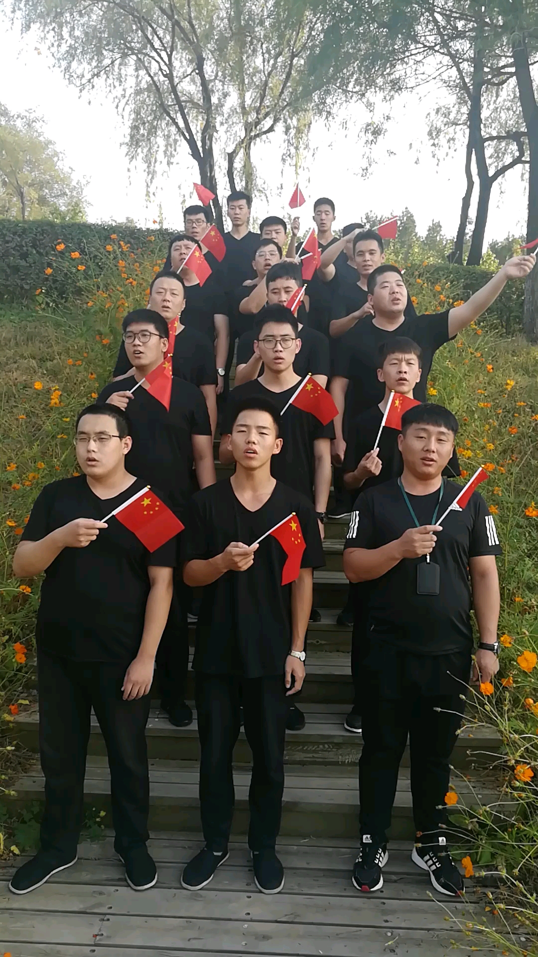 一群可爱的小伙子们