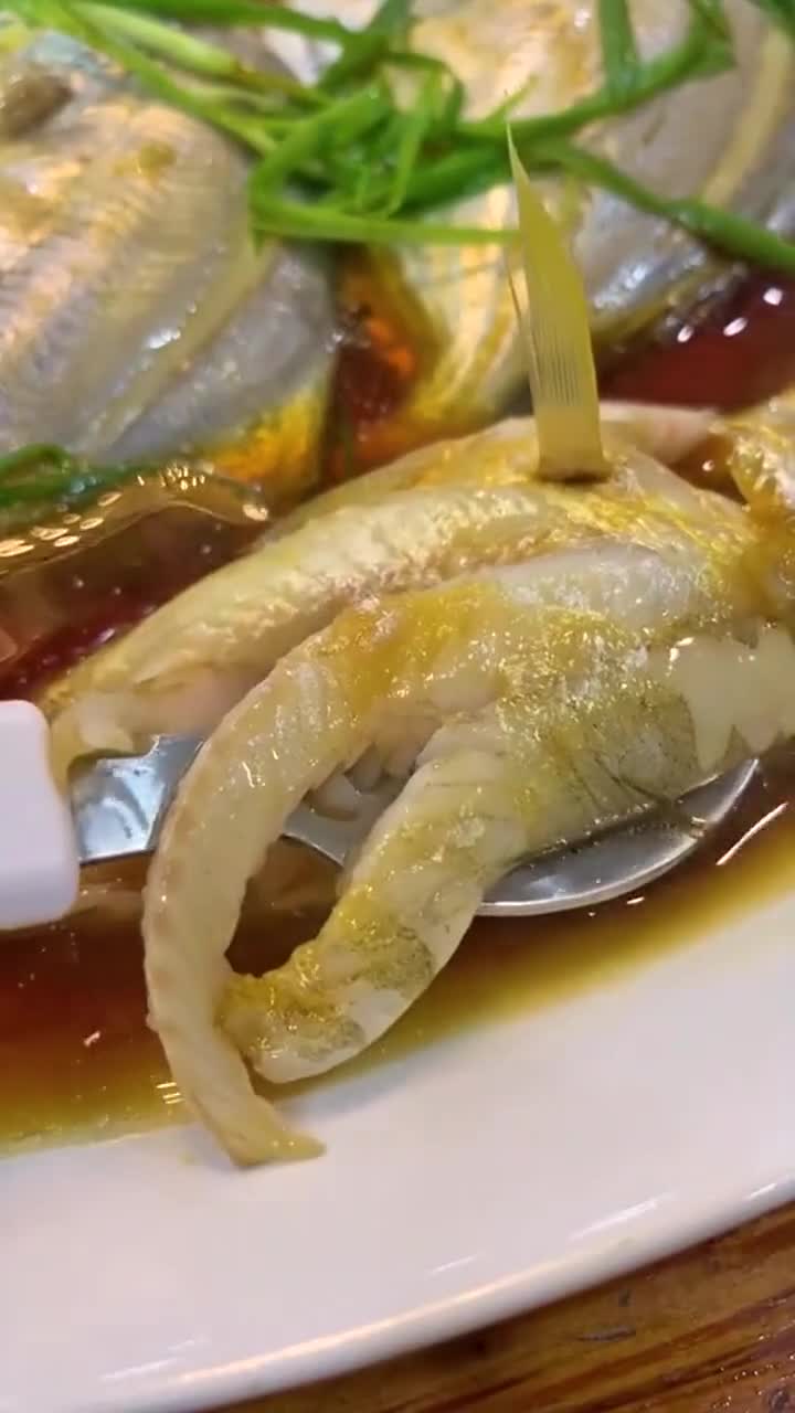 吃鱼一定要拿勺子,吃起来才显得爽