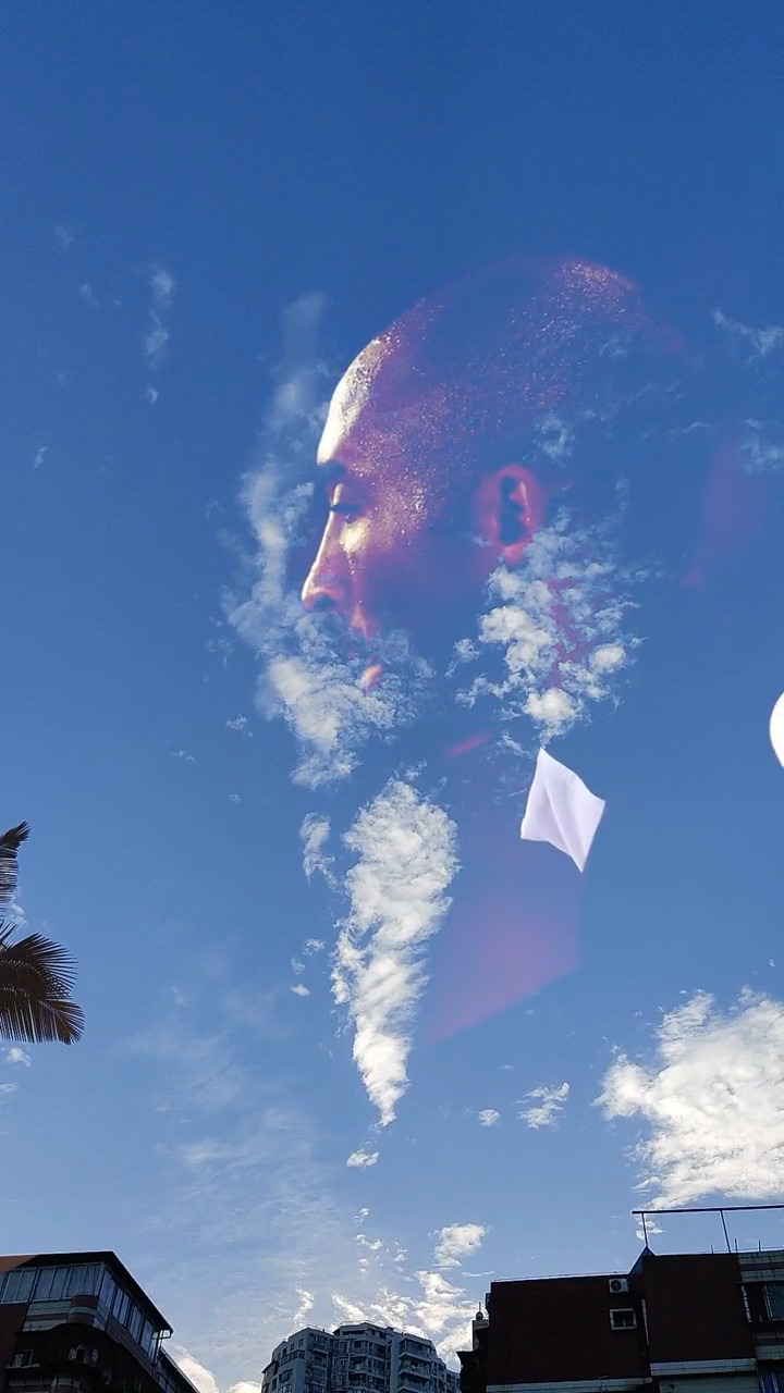 体育#小伙打篮球时意外发现云中的科比