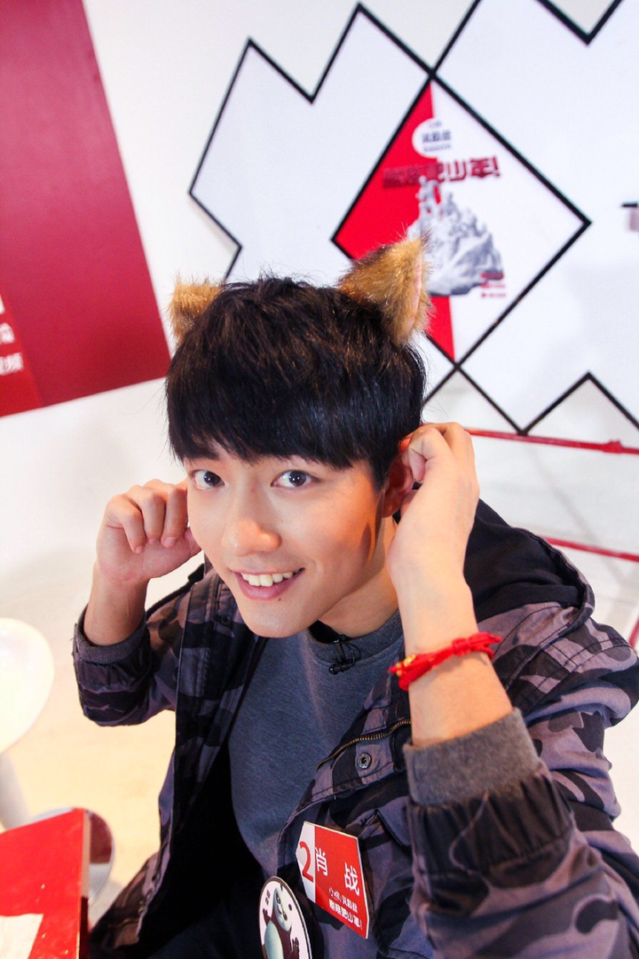 肖战#战战手上还乖乖戴着妈妈给的红绳 百善孝为先喔