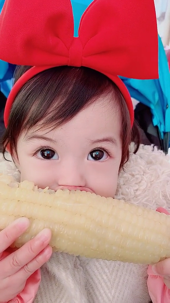 一个超爱啃玉米的小女孩