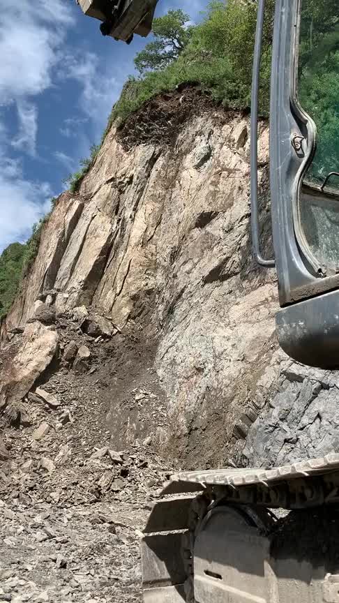 开挖掘机在山上工作时,如果有半点疏忽就可能会有滑落山下,车毁人亡的