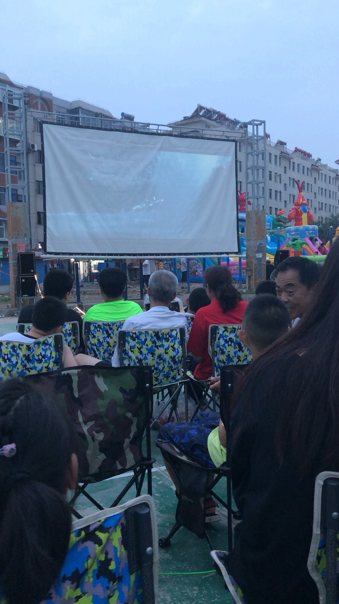 我们小区每个周末晚上都会放电影