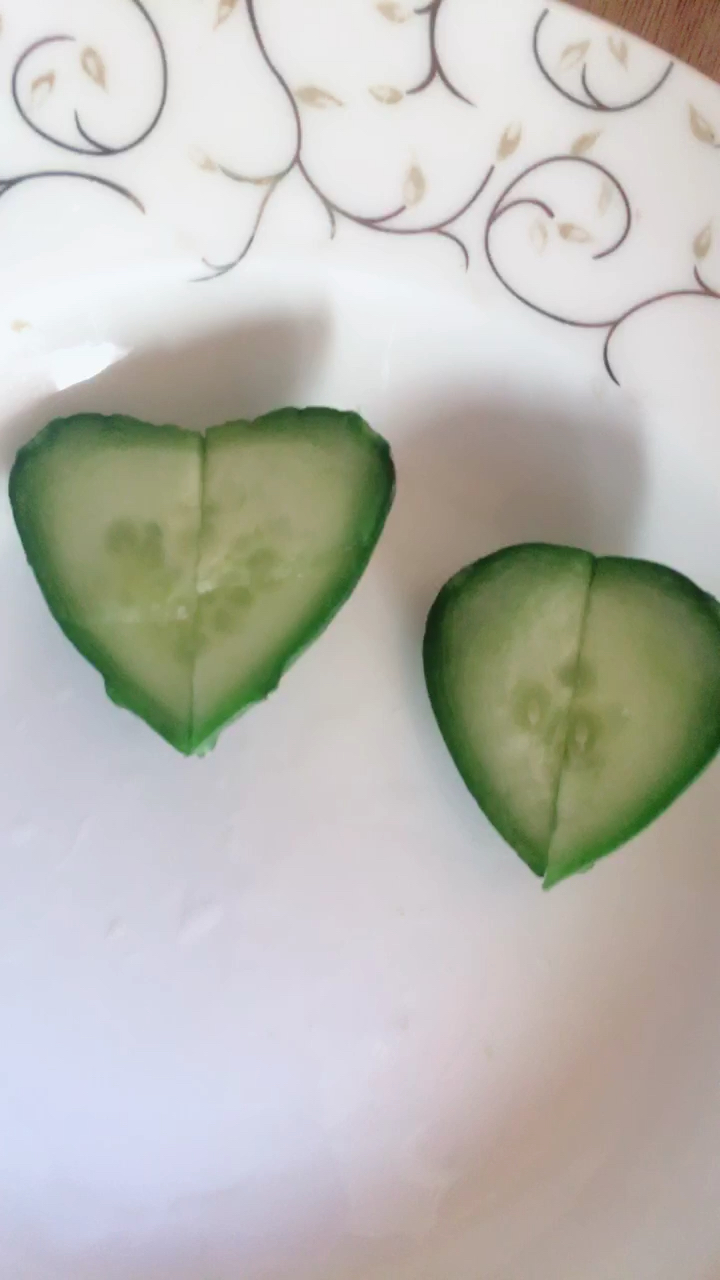 学1招.黄瓜切成小心心