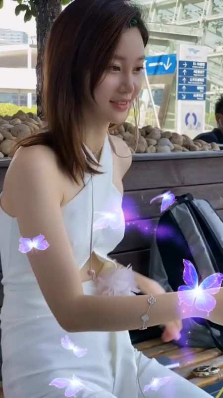 这小哥哥偷偷看够没有最美车模张芮尔