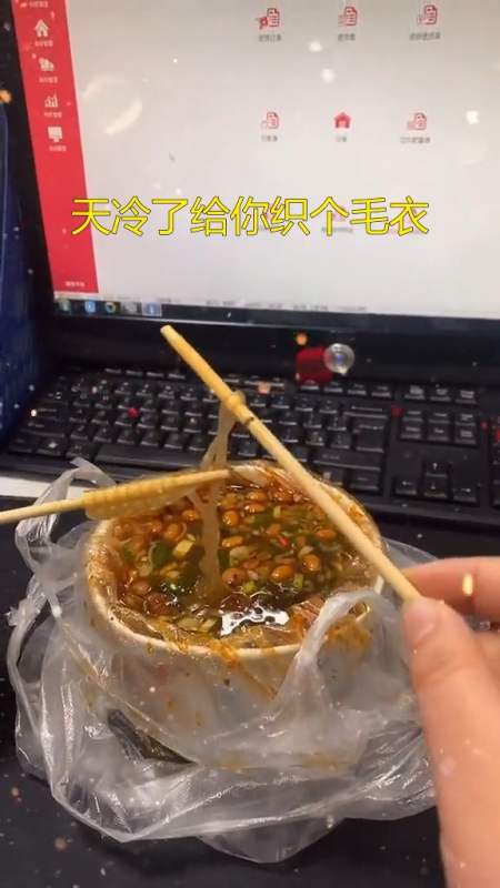 搞笑视频#天冷了 给你织个毛衣