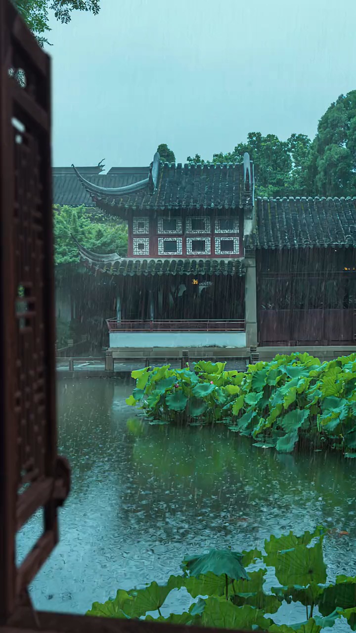 烟雨楼前烟雨流,万缕千丝剪不休,应是仙子珠帘散,一湖清泪满沾愁,江南