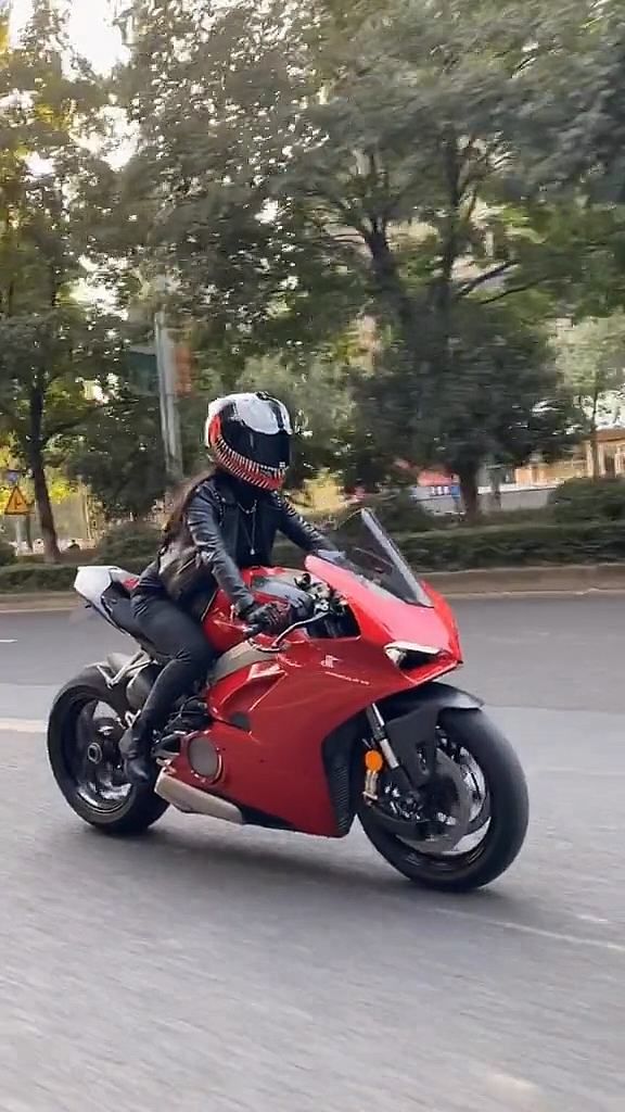 杜卡迪v4#杜卡迪v4 女骑士