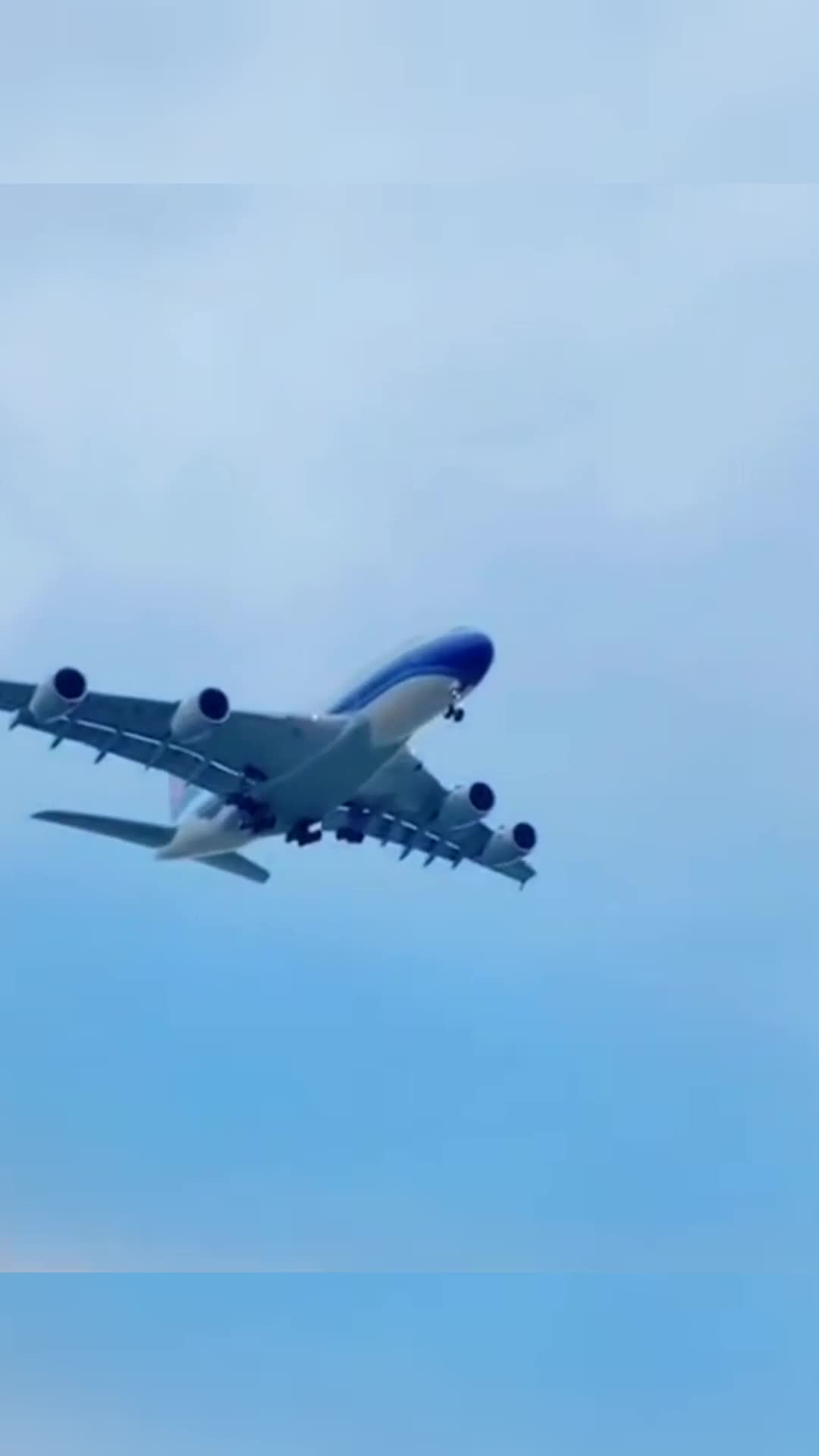 正在降落的空中客车,世界上最大的a380,呼啸而过真霸气