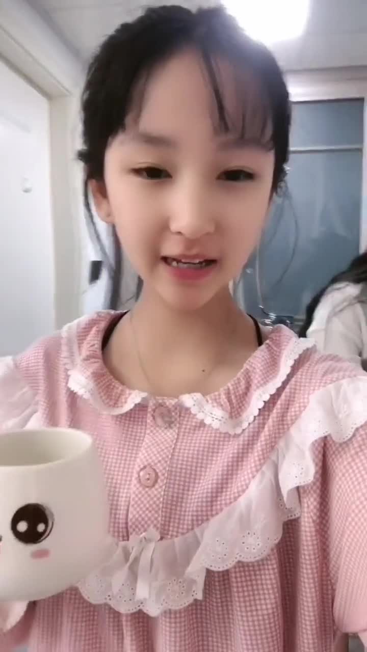 有个比自己小15岁的妹妹是什么体验眼前这一幕,就是活生生的例子