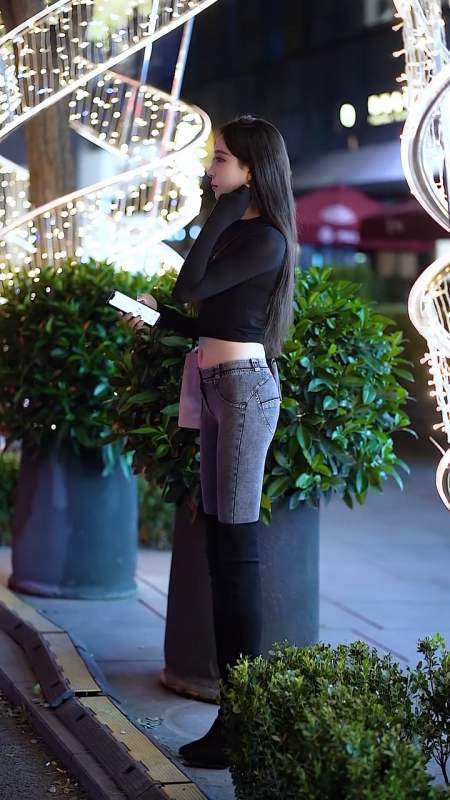 寒冷的夜晚,小姐姐是一道靓丽的风景线