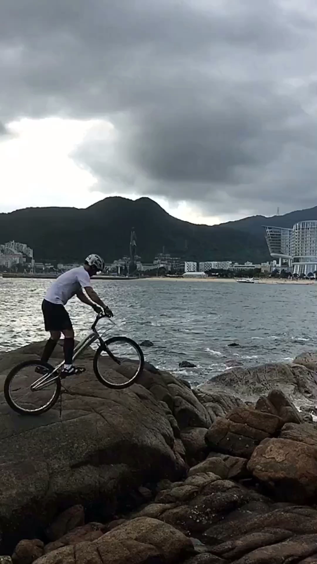 在海边骑自行车