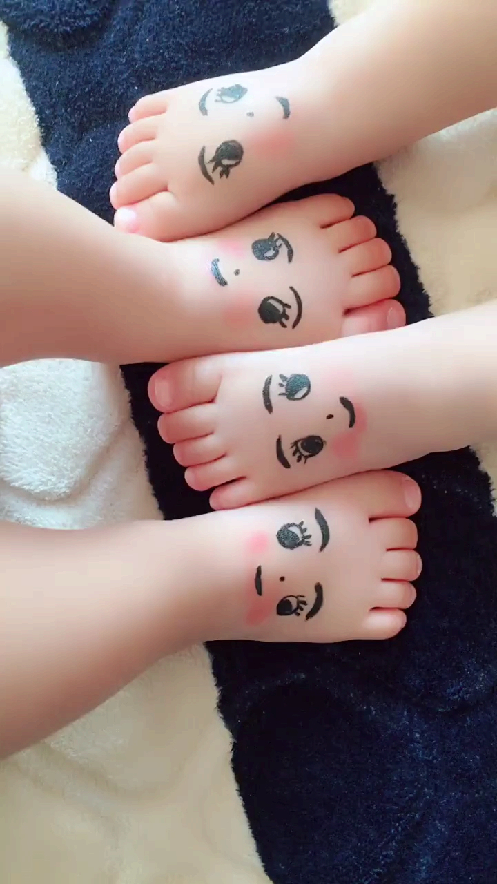 家有萌娃#这么可爱的小脚丫 能不能给颗小爱心