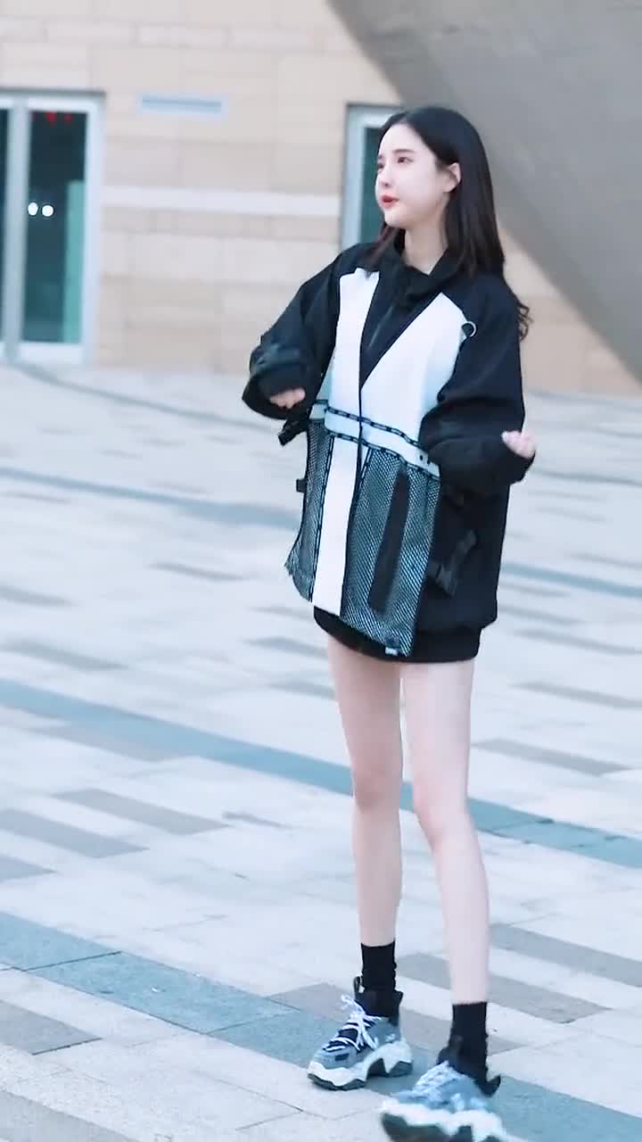 街拍潘南奎小姐姐跳热舞,韩国美女有点性感,身材真不赖