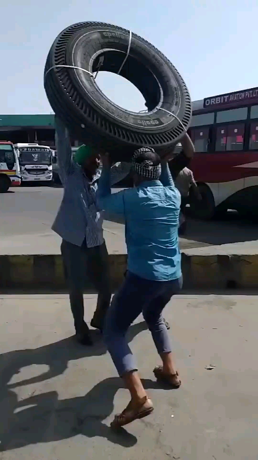 这是高手#印度人的头顶,能顶动二百斤的东西,挣钱全靠这颈椎了!