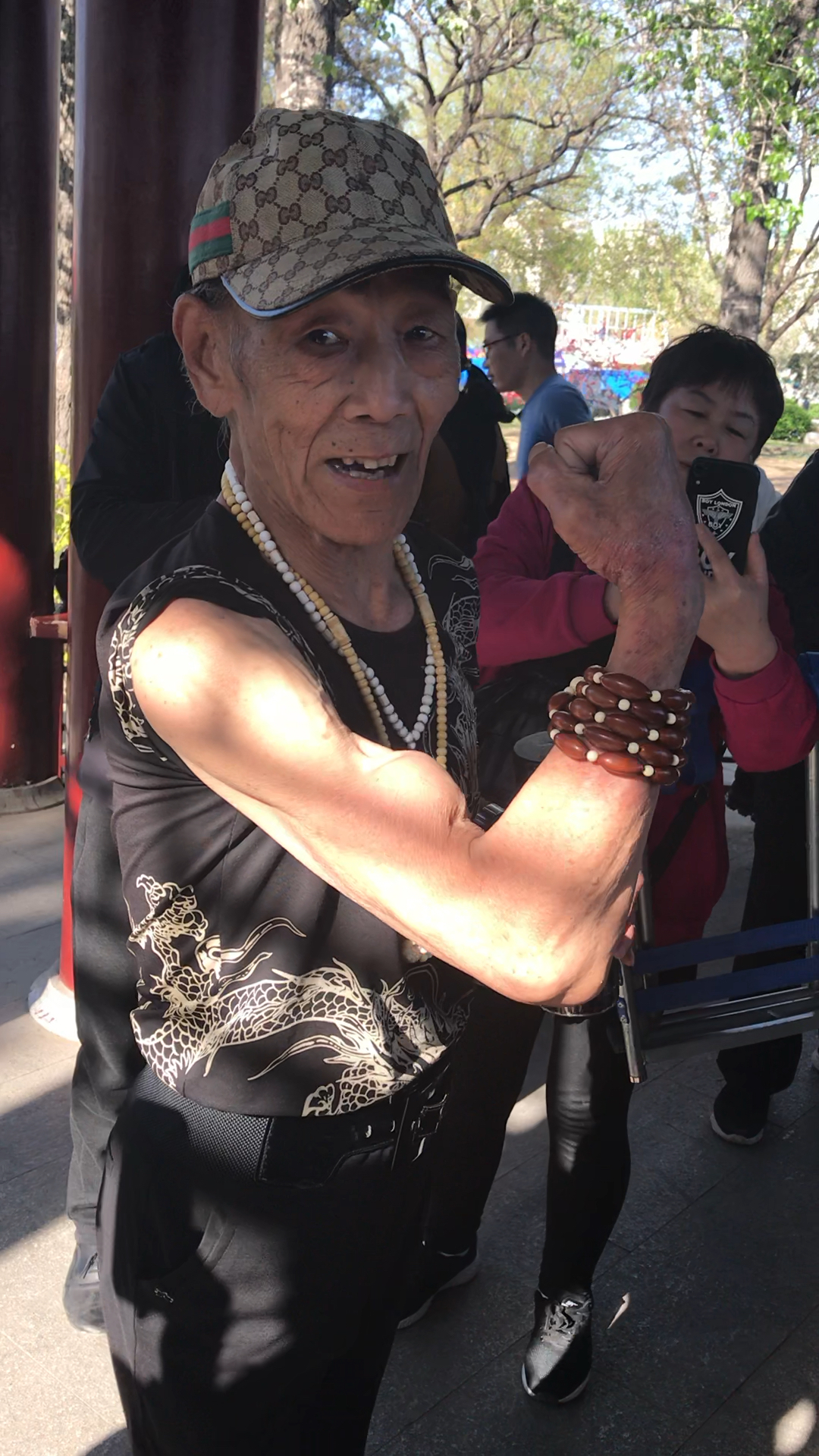 80岁网红张大爷秀肌肉身体健康