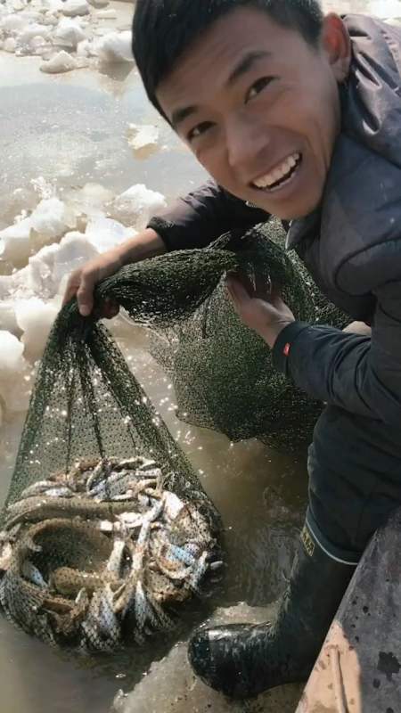 爆网啦.帮忙双击关注,稍后中俄界江乌苏里江捕鱼直播.