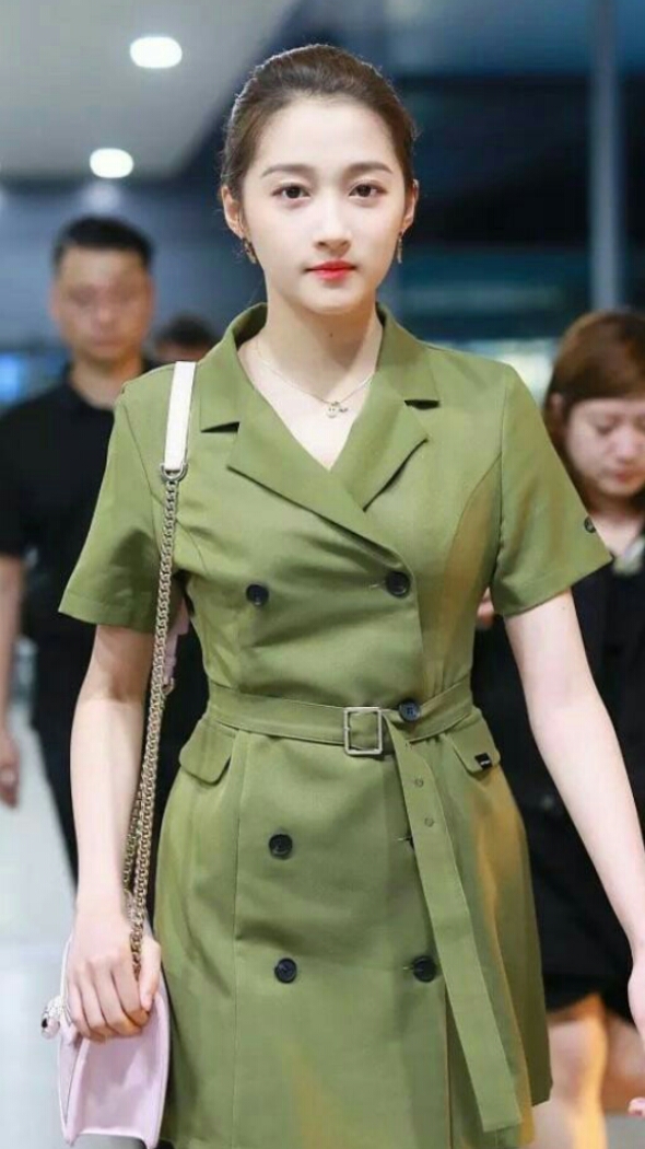 谁家的姑娘这么漂亮#关晓彤身着绿色束腰装现身机场,身材高挑英姿