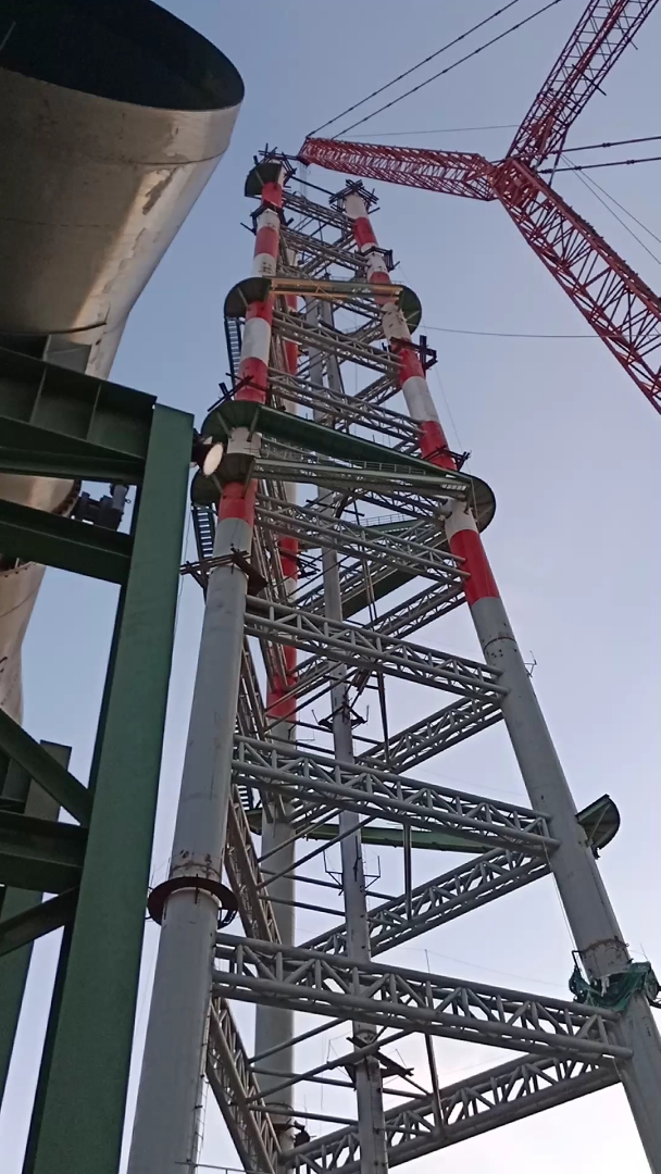 首钢高炉放散塔安装要完工