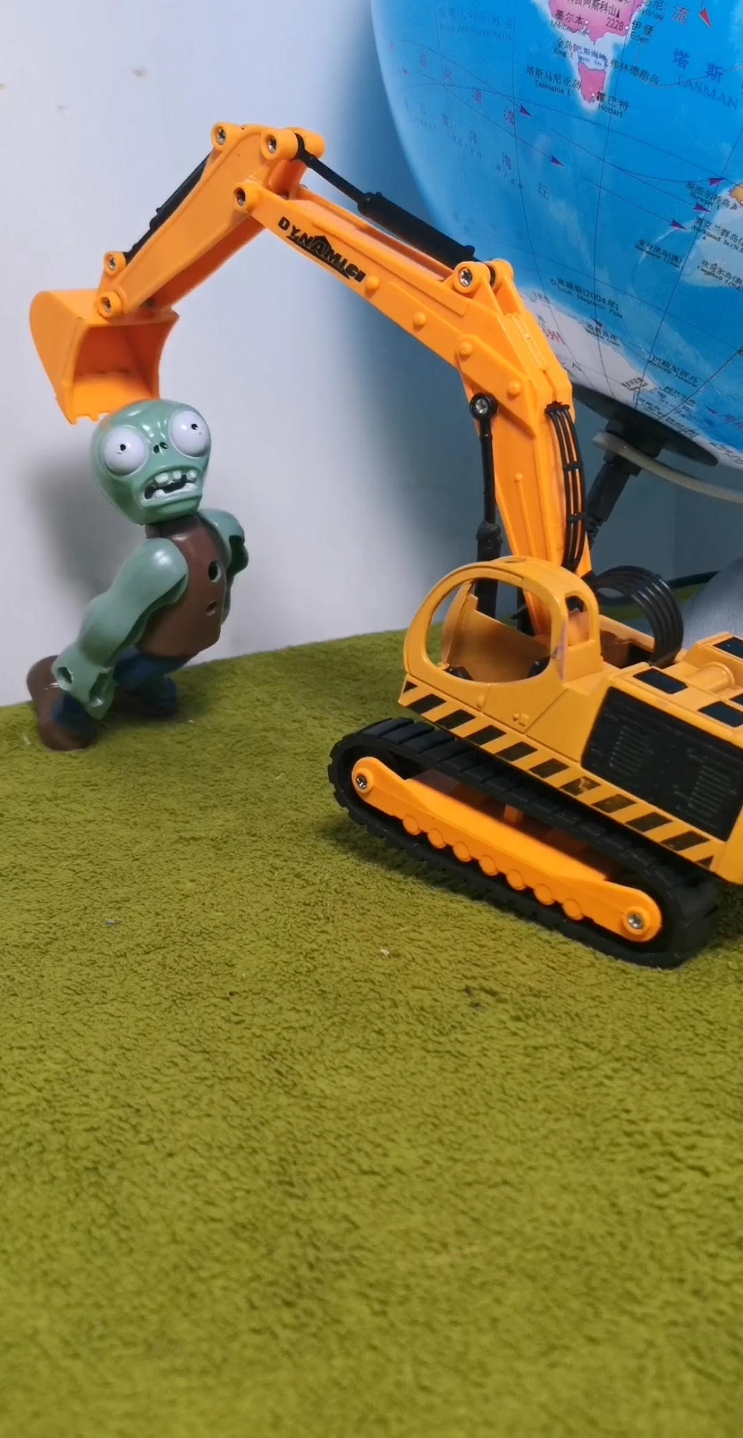 学生党的减压方式#僵尸看到挖掘机和坦克在玩耍,走过来凑热闹,挖掘机