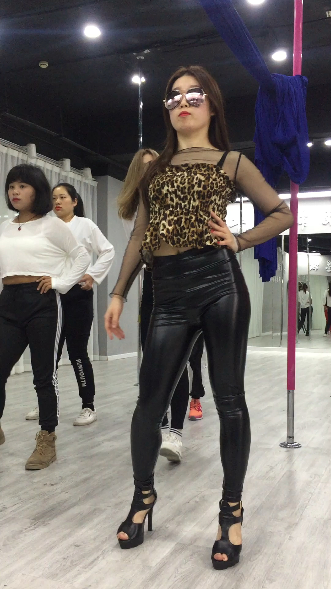 ds酒吧领舞姗姗基本功训练4