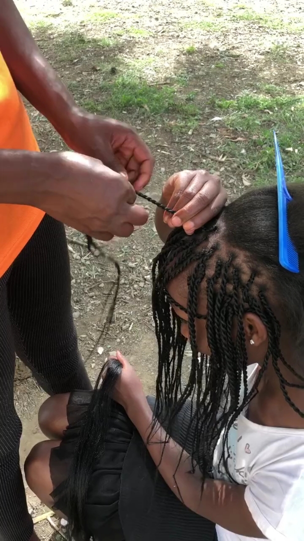 非洲脏辫,这手法真快!这小姑娘才十三岁看的出来吗?