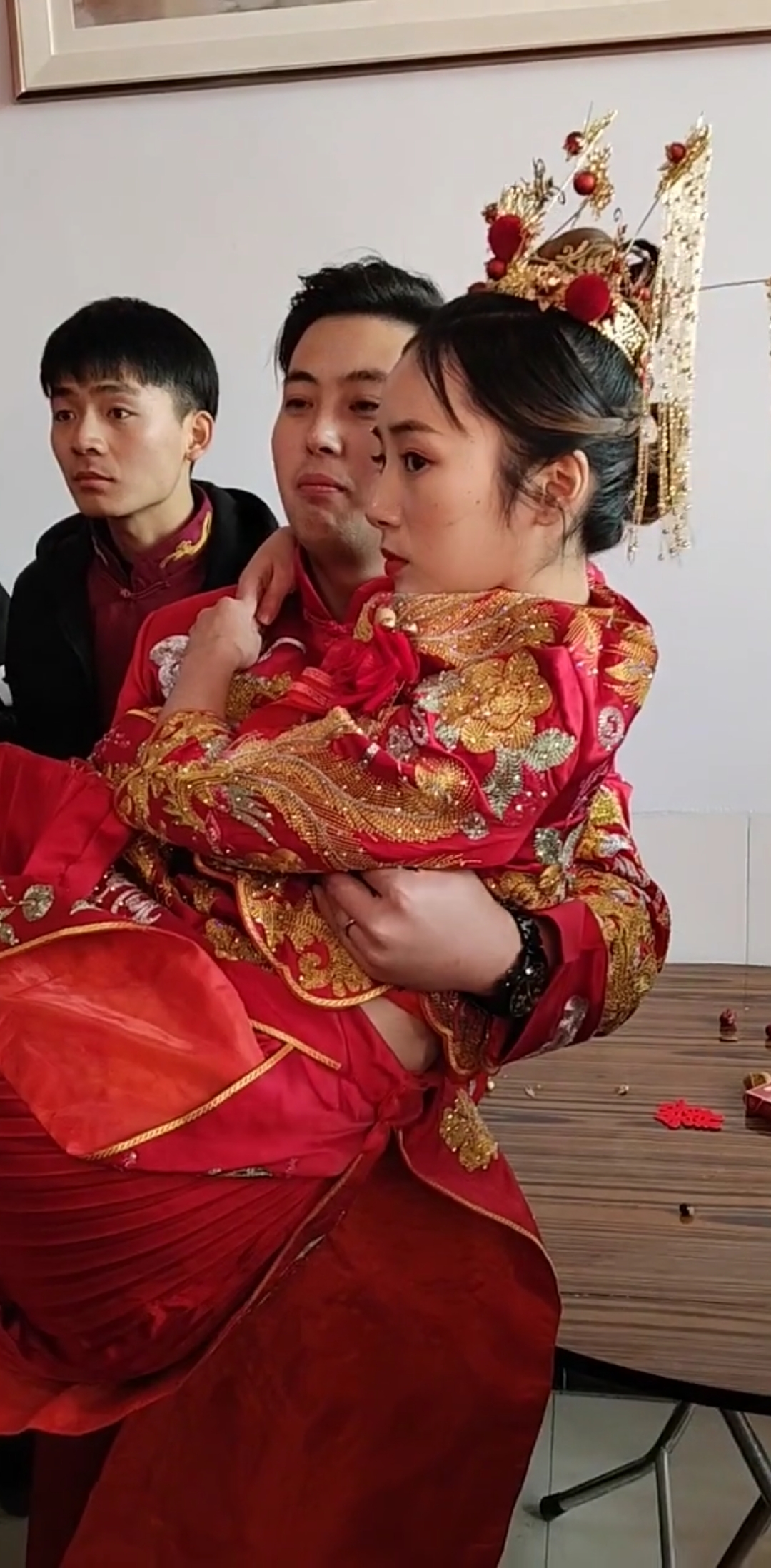 新郎抱着新娘!美丽新娘.瞬间幸福的笑了.