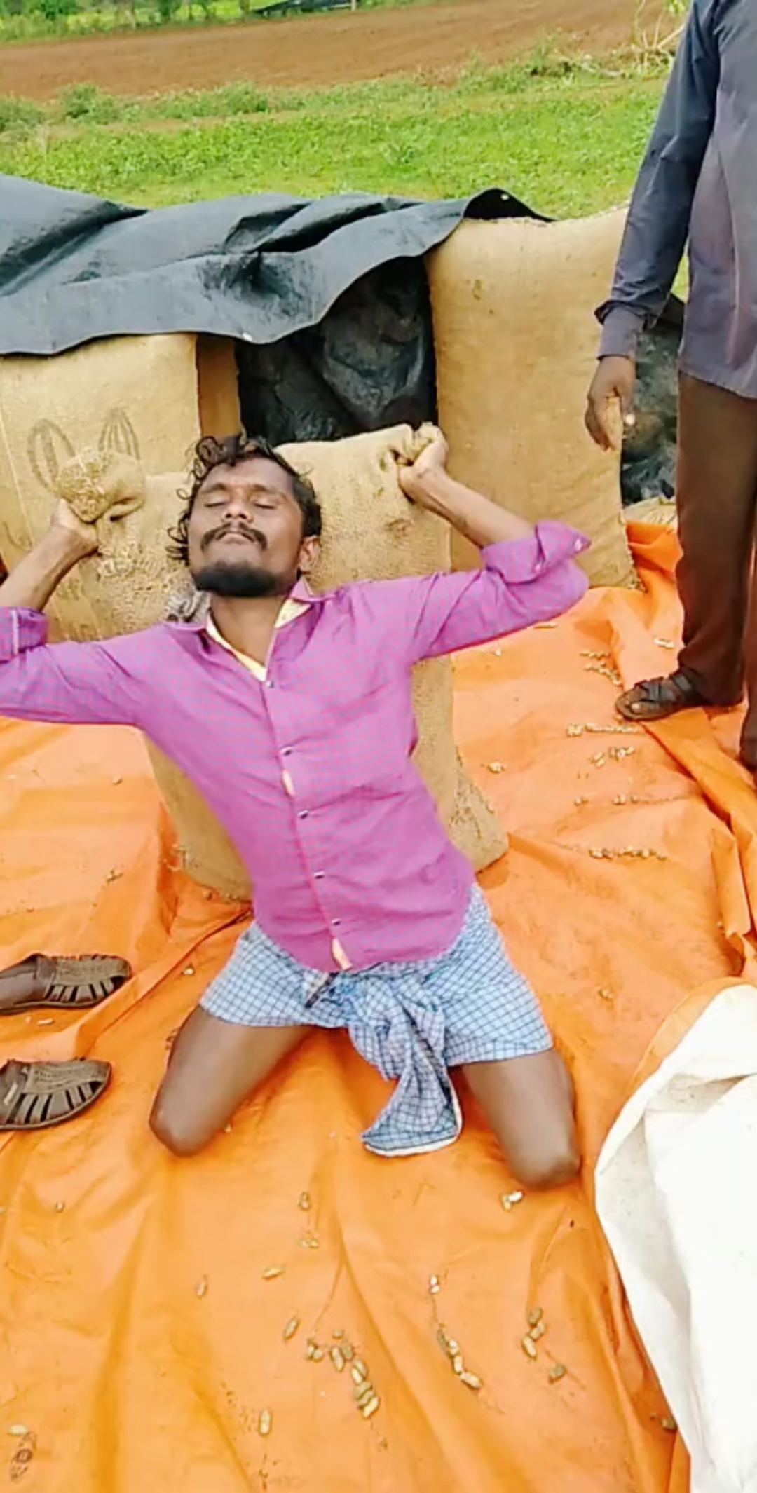 这是干啥不能帮忙抬一下吗,看看这吃力的表情