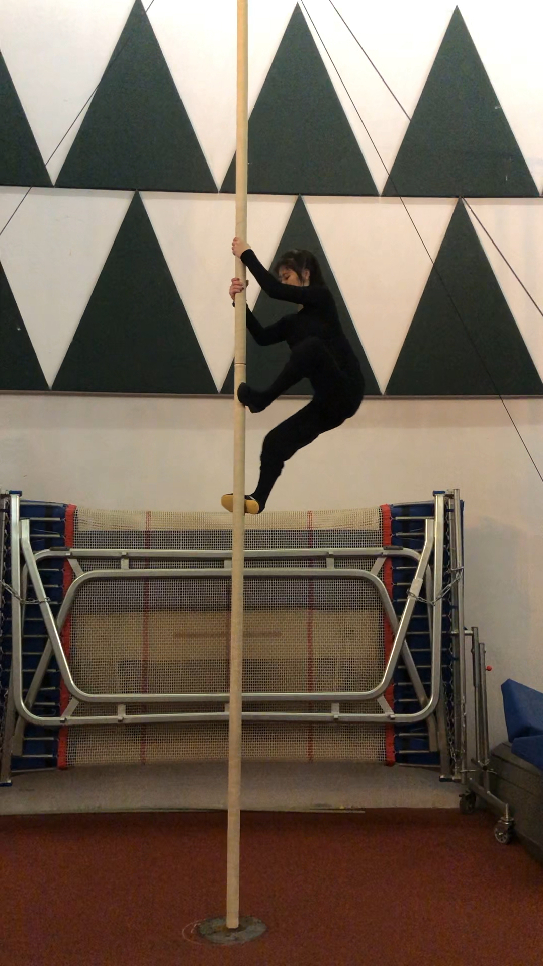 傣秀演员日常训练,杂技爬杆