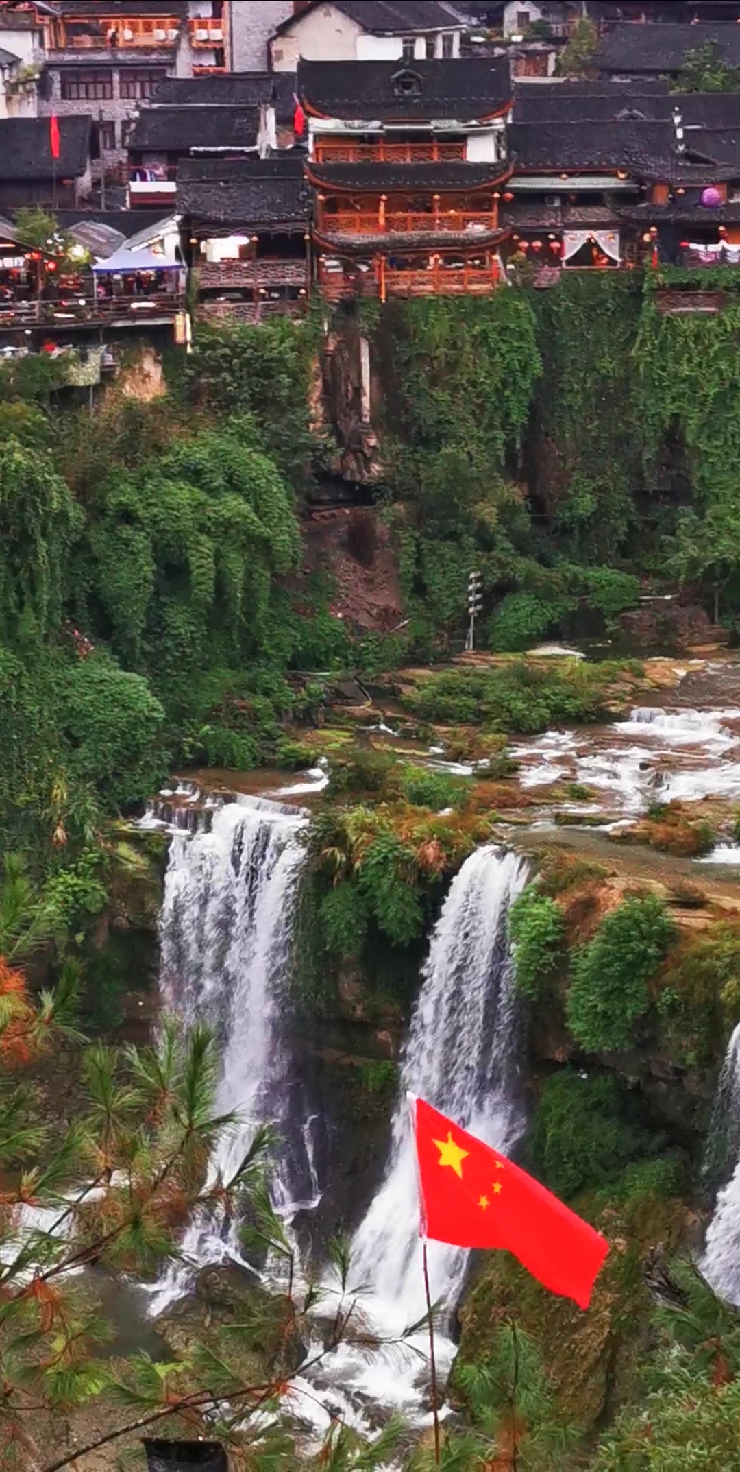 我的私藏景点#网红打卡点芙蓉镇,瀑布上的古镇!