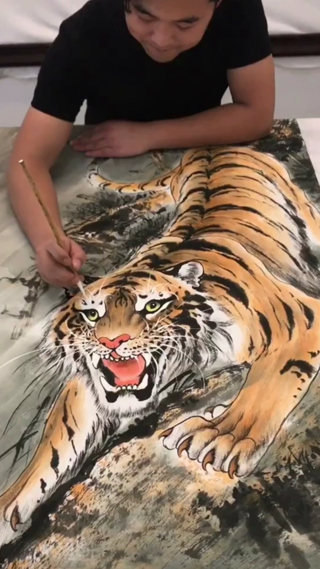 下山虎送给大家,猛虎下山是为觅食,比较凶狠,所以用来驱邪镇灾.