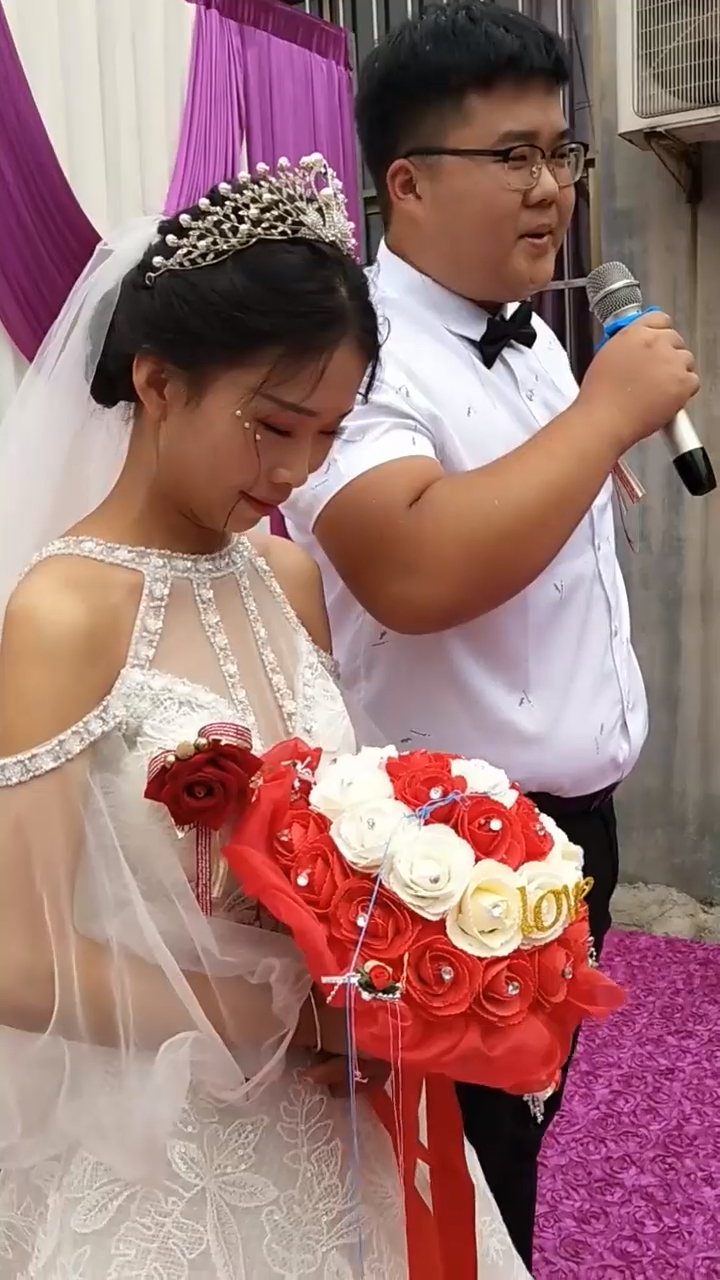 农村婚礼,新娘全程低着头傻笑,看来是嫁对了人