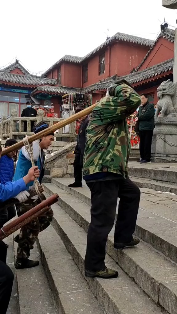 16个人抬大型变压器,历经三个多小时,已步步维艰