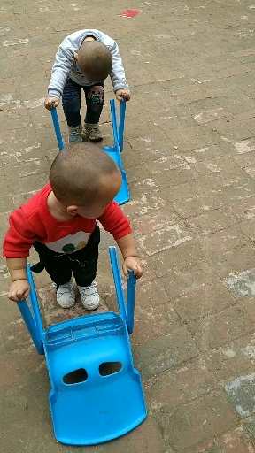 萌宝,搞笑,可爱,孩子#推凳子游戏