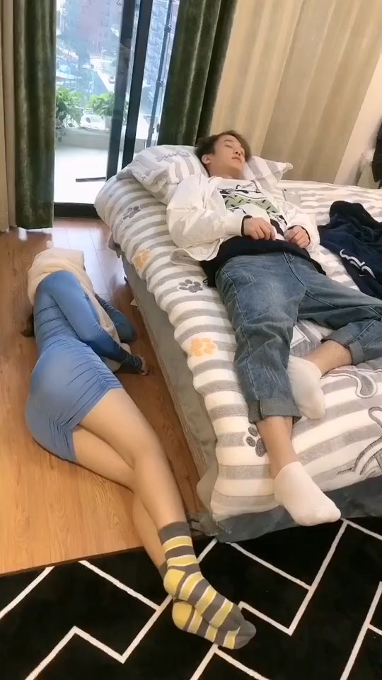 假装测试一下老公,自己睡觉掉下床了,接下来老公的这个举动,让人好