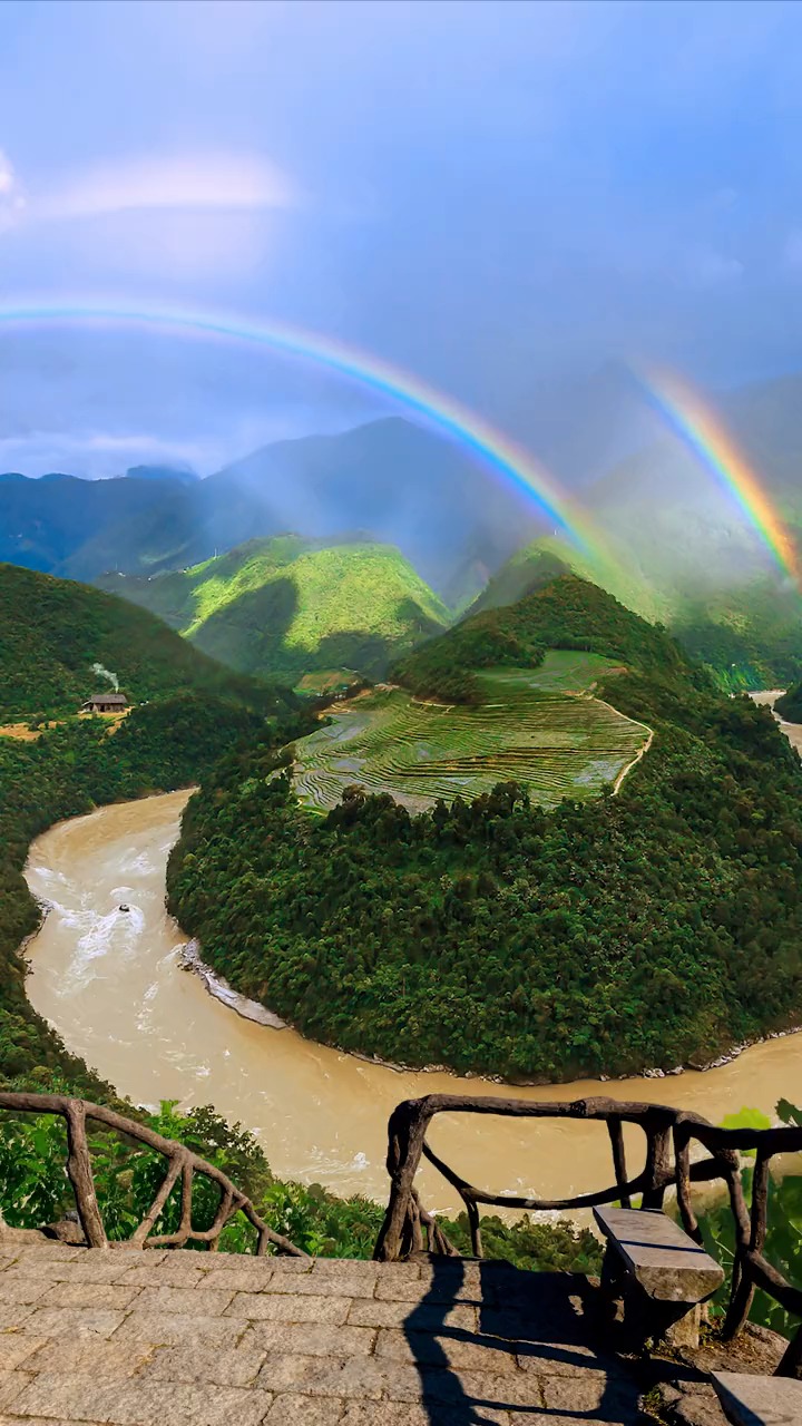 到底是什么样的运气,才能见到了三道彩虹同时出现,赶紧许个愿吧,风景