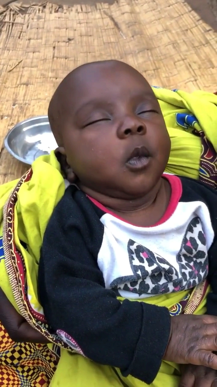 非洲人天生黑不是晒黑的,看这小黑娃就知道.