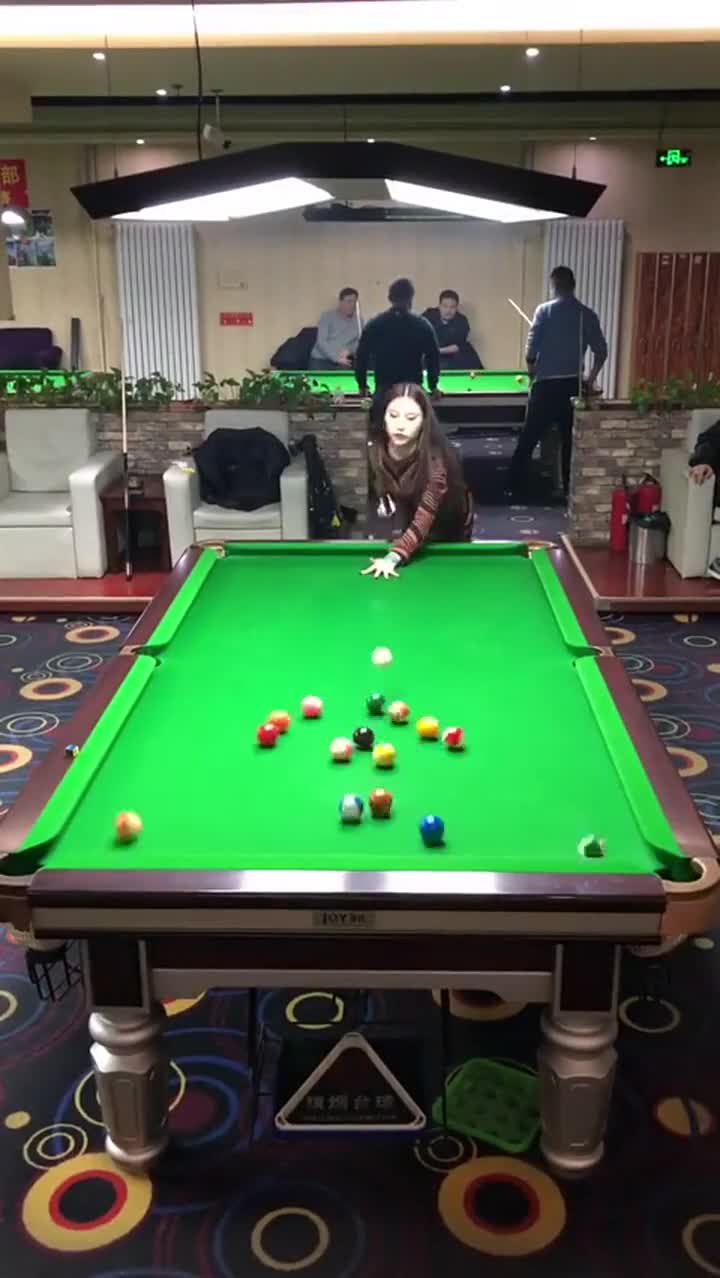 实拍台球厅一位气质美女打台球竟一杆清台看的我是目瞪口呆